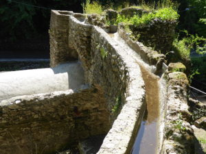 Das über kleine Aquädukte herbeigeführte Wasser trieb den Mahlstein zum Zermahlen des Korns an.